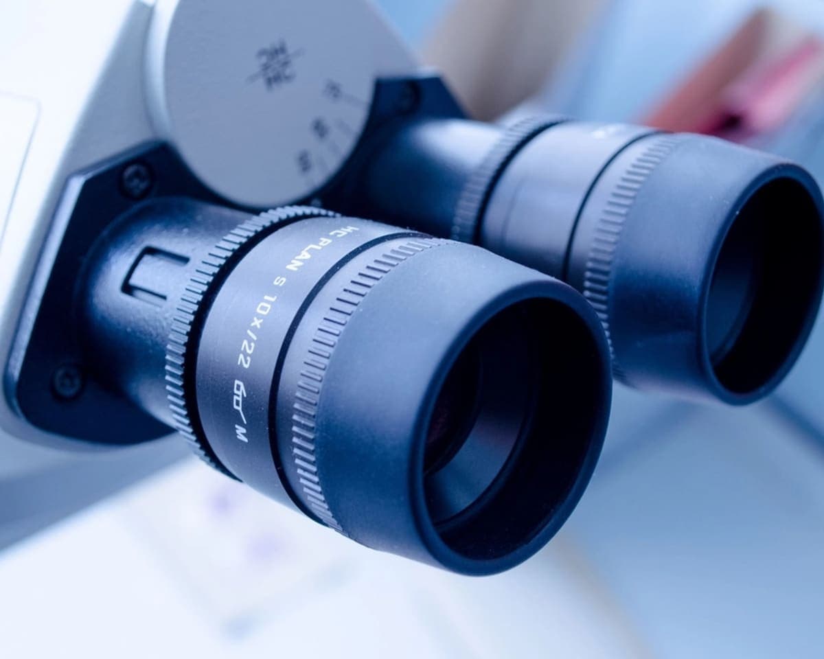 Objective turret of a clinical laboratory microscope
