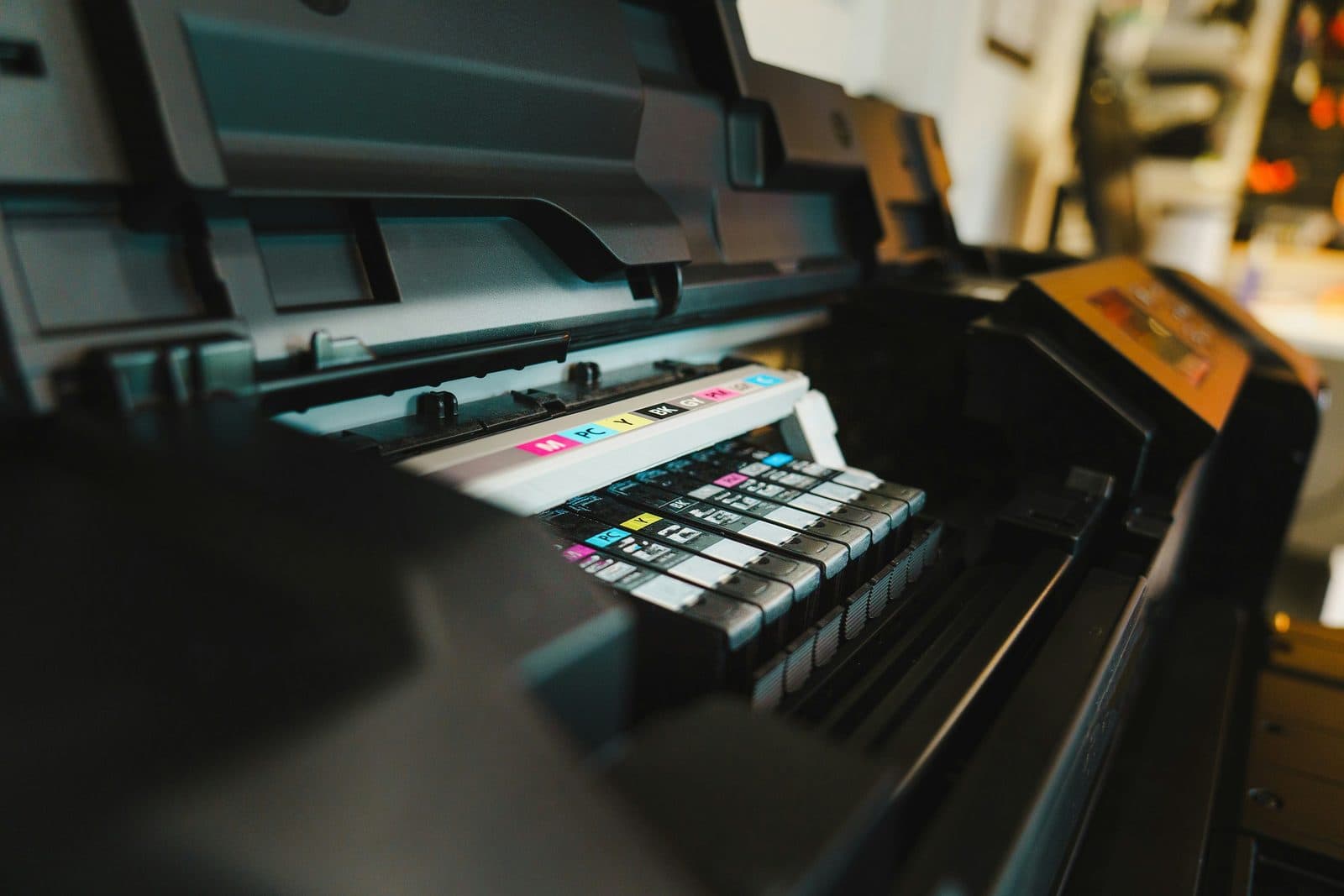 Press printhead running over CMYK ink units